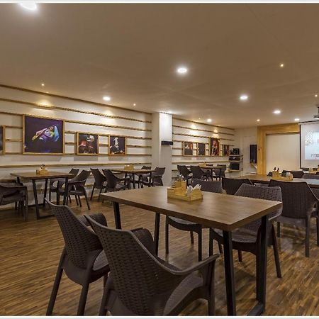 Hotel Green Field Satara Bagian luar foto