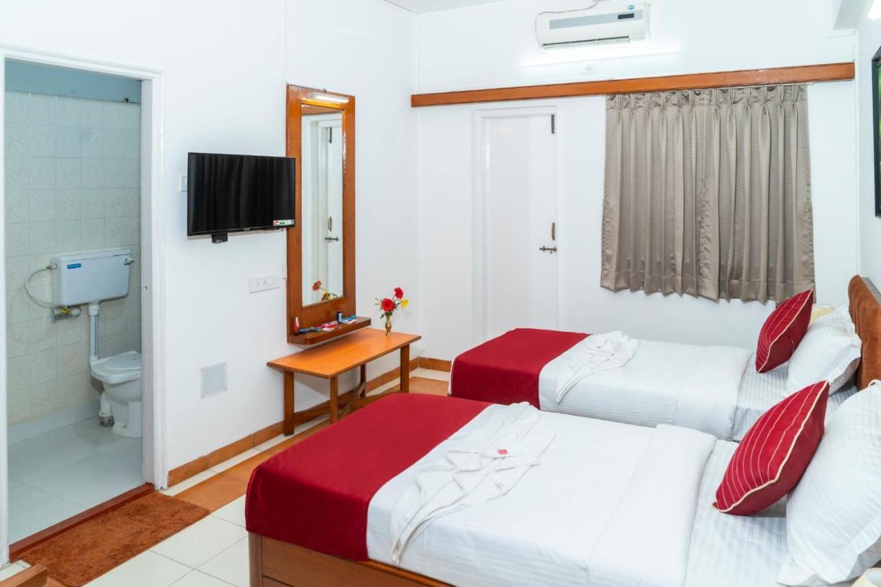 Hotel Green Field Satara Bagian luar foto