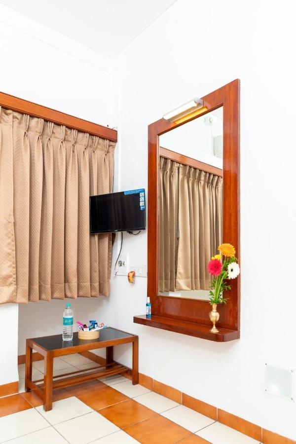 Hotel Green Field Satara Bagian luar foto