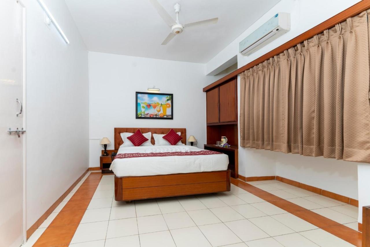 Hotel Green Field Satara Bagian luar foto