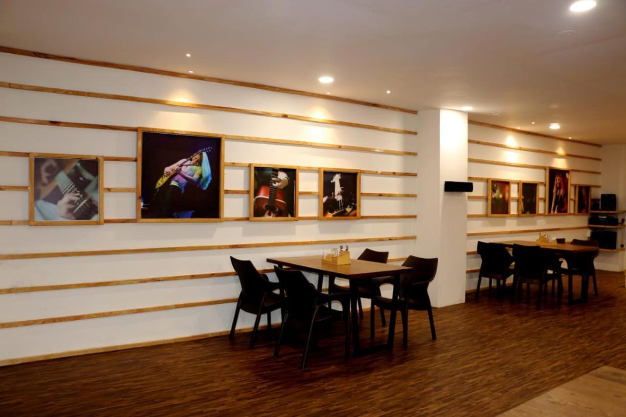 Hotel Green Field Satara Bagian luar foto