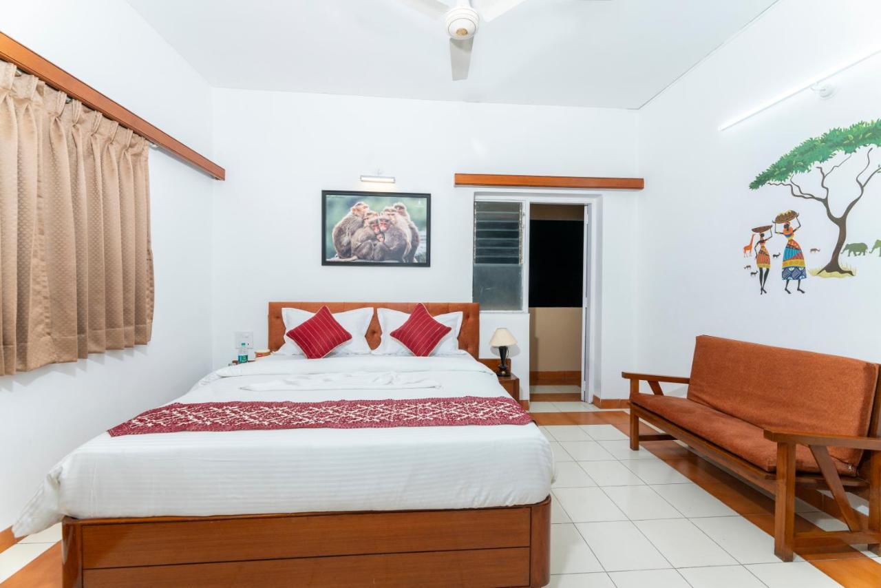 Hotel Green Field Satara Bagian luar foto